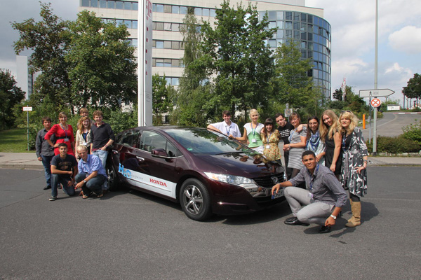 Mitglieder des European Youth Parliment mit dem Honda FCX-Clarity