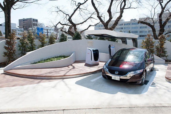 Solarwasserstofftankstelle und der Honda FCX Clarity