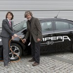 Extrembergsteiger und Umweltschützer Reinhold Messner fährt Opel Ampera
