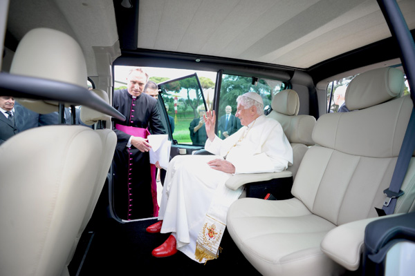 Papst Benedikt XVI. im Elektroauto von Renault