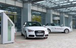 Zwei Audi A1 e-tron an den Ladestationen im Audi Forum in Ingolstadt