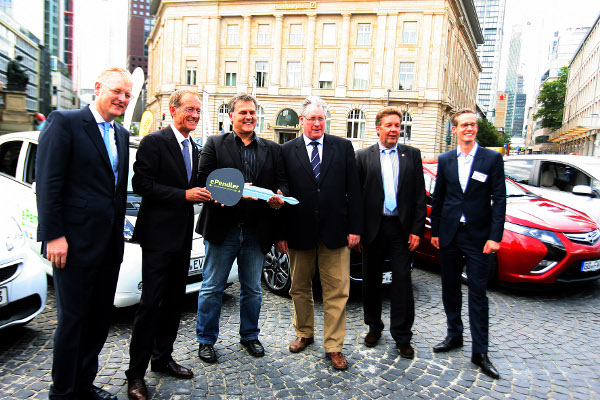 Staatsminister Axel Wintermeyer übergibt den ersten ePendler Schlüssel an einen der ausgewählten Pendler, Thomas Nimmerfroh, in Frankfurt auf dem Rossmarkt.