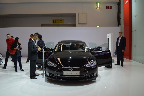Tesla Model S auf der IAA 2013