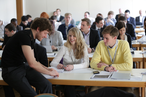 Teilnehmer der DRIVE-E-Akademie 2013 in Dresden: Der fachliche Austausch untereinander ist wichtig