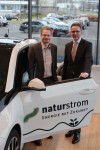 NATURSTROM Vorstand Oliver Hummel und Wolfgang Bauer, Leiter der BMW Niederlassung Düsseldorf