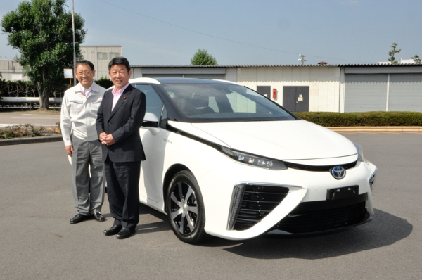 Japanischer Wirtschaftsminister testet das Toyota Brennstoffzellenfahrzeug