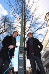 NATURSTROM-Pressesprecher Tim Loppe und Marcel Maintz, Business Development Ebee vor der Strassenlaternen-Ladestation