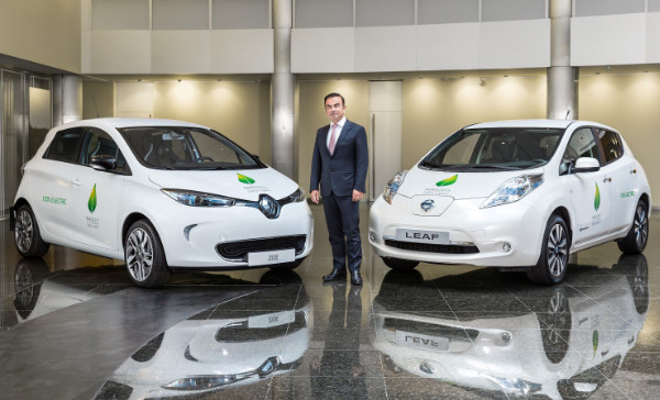 Carlos Ghosn mit Renault ZOE und Nissan LEAF