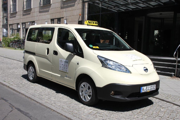 Nissan e-NV200 ist zum Taxi des Jahres 2015 gewählt