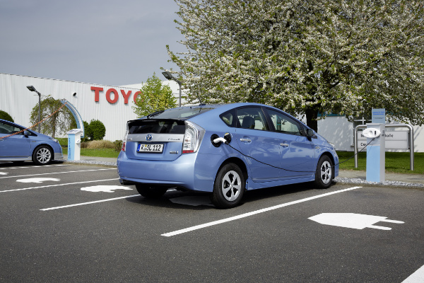 Toyota Prius Plug-In Hybrid an der Ladestation