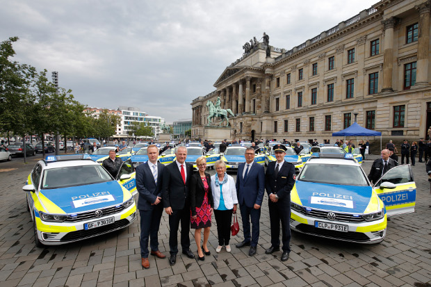 Übergabe von 15 VW Passat GTE an die Polizei