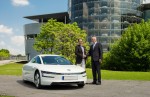 Dr. Christian Malorny (li.) übernahm seinen Volkswagen XL1 von Thomas Zahn, Leiter Vertrieb und Marketing Deutschland Volkswagen Pkw.