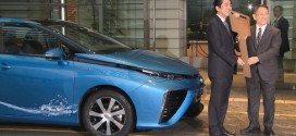 Japanischer Premierminister nimmt ersten Toyota Mirai in Empfang