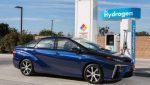 Toyota Mirai an der Wasserstoff-Tankstelle