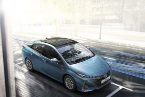 Solardach auf dem Toyota Prius Plug-in Hybrid für bis zu 1000 Zusatzkilometer